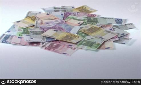 Blick auf einen Haufen Euro Geldscheine