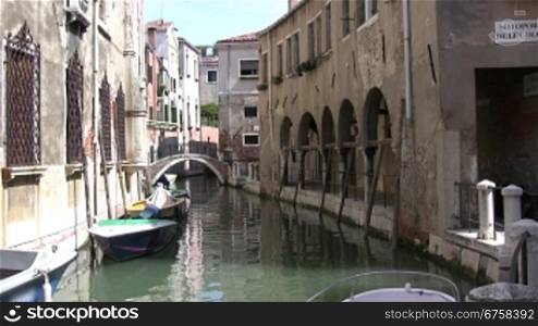 Blick auf einen Kanal mit Booten in Venedig