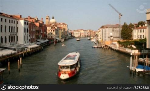 Blick auf einen Kanal mit Booten in Venedig