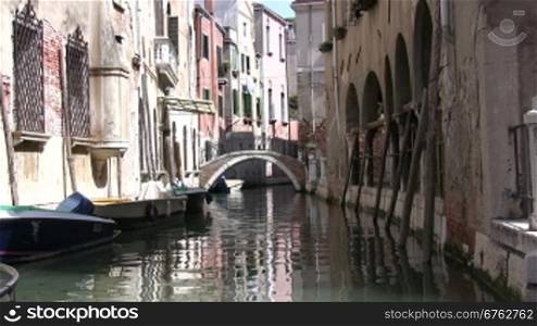 Blick auf einen Kanal mit Brncke in Venedig