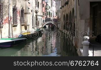 Blick auf einen Kanal mit Brncke in Venedig