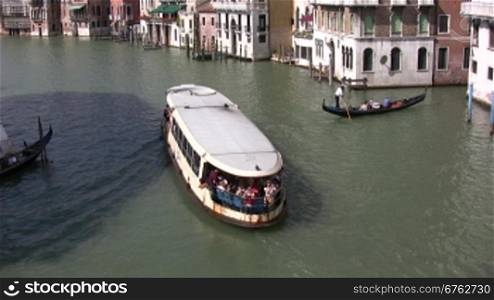 Blick auf einen Kanal mit Gondel in Venedig