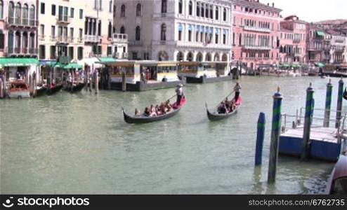Blick auf einen Kanal mit Gondel in Venedig