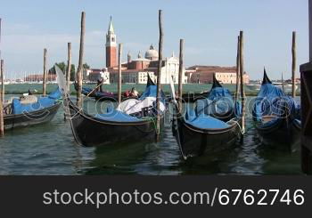 Blick auf einen Kanal mit Gondel in Venedig