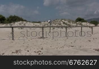 Blick auf einen Strand mit Dnnen und einem Holzzaun