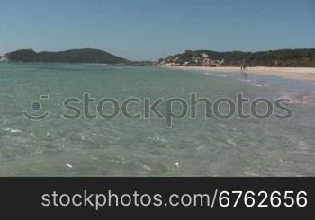 Blick auf einen Strand mit Dnnen und klarem Wasser.