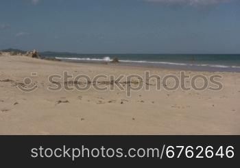 Blick auf einen Strand mit Dnnen und Wellen.