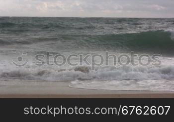Blick auf einen Strand mit Wellen.