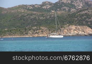 Blick auf Segelboot im Meer von Sardinia