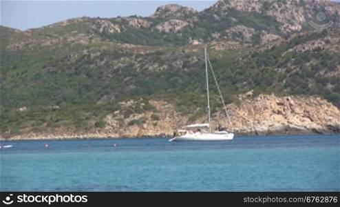 Blick auf Segelboot im Meer von Sardinia