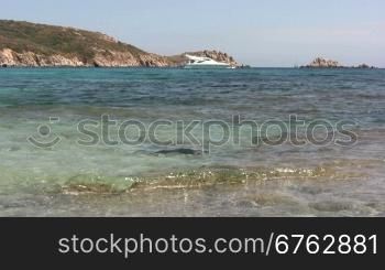 Blick aufs Meer von Sardinia mit Motorboot