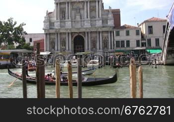 Blick in die KanSle in Venedig mit Bootsverkehr