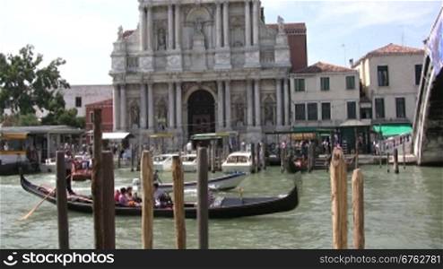 Blick in die KanSle in Venedig mit Bootsverkehr