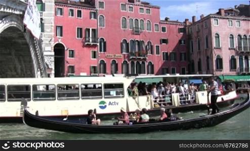 Blick in die KanSle in Venedig mit Bootsverkehr