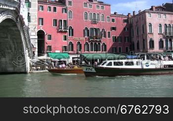 Blick in die KanSle in Venedig mit Bootsverkehr