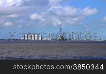 Blick vom Schiff auf Knste mit Windkraftanlage