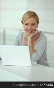 Blond woman in front of computer