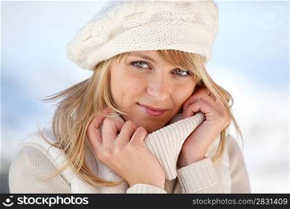Blond woman wearing winter jumper and hat