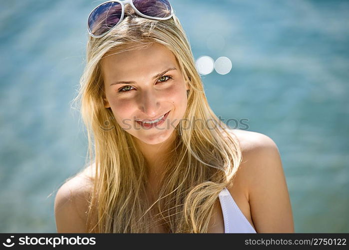 Blond woman with sunglasses with sunglasses at sea