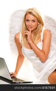 Blonder Engel zu Weihnachten nimmt Wunsche mit Laptop an.