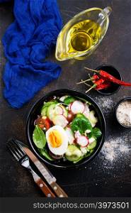 boiled eggs with vegetables in black bowl