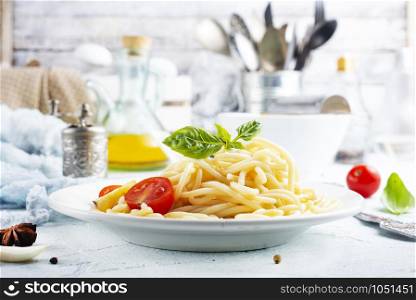 boiled pasta with fresh tomato and basil