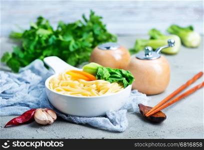 boiled spaghetti in bowl and on a table