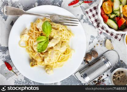 boiled spaghetty with chicken and cheese sauce