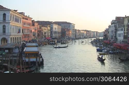Boote fahren in einem Kanal in Venedig