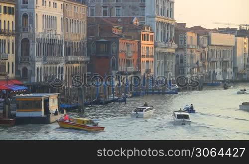 Boote fahren in einem Kanal in Venedig