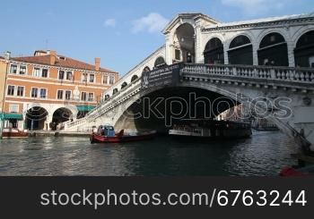 Boote und Wasserbus fahren unter der Rialtobrncke, in Venedig.
