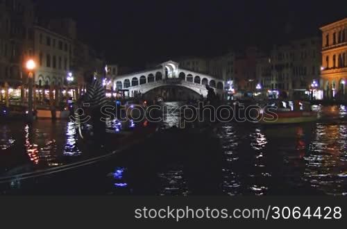 Bootsfahrt bei Nacht in Rialto. Ein Schiff der Polizei fahrt vorbei.