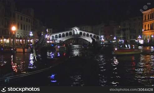 Bootsfahrt bei Nacht in Rialto. Ein Schiff der Polizei fahrt vorbei.