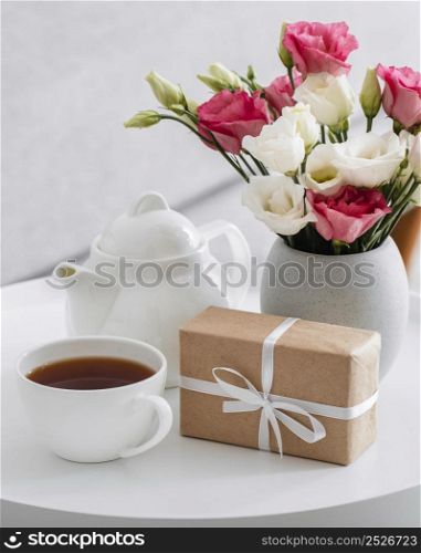 bouquet roses vase wrapped gift cup tea