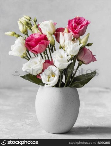 bouquet roses white vase. Resolution and high quality beautiful photo. bouquet roses white vase. High quality beautiful photo concept