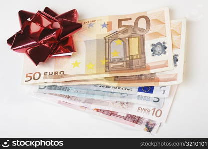 Bow on European union banknotes