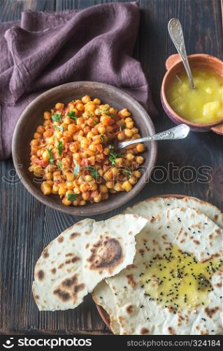 Bowl of chana masala with flatbread