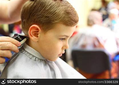 Boy cut in hairdresser&acute;s machine