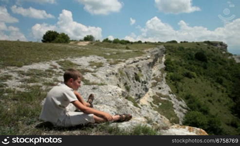 Boy in mountain looking on landscapes