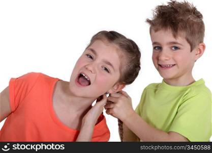 Boy pulling girl&rsquo;s hair