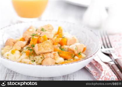 Braised chicken meat with carrot in sauce and pasta
