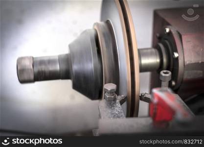 Brake lathe tool polishing disc brakes of cars working automatic