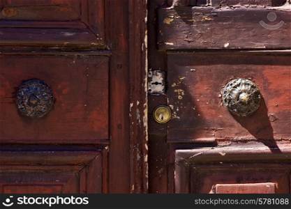brass brown knocker in a closed wood door colonia del sacramento uruguay