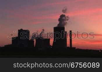 Braunkohlekraftwerk vor Abendstimmung, Rheinland, Deutschland