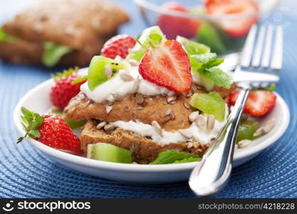 bread with cottage cheese and berries