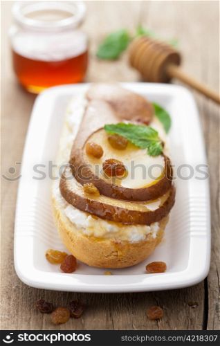 bread with ricotta cheese and pear