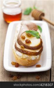 bread with ricotta cheese and pear