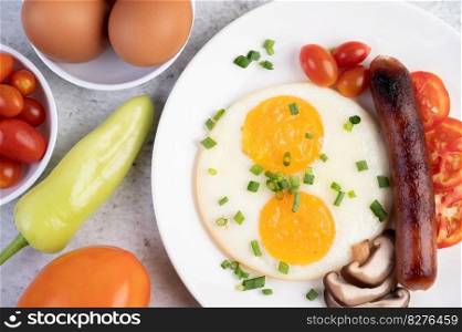 Breakfast consisting of bread, fried eggs, tomatoes, Chi≠se sausa≥andμshrooms