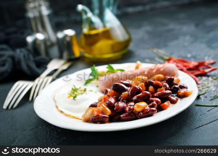 breakfast on plate, fried egg with sausages on plate