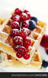breakfast : waffles with fresh berries